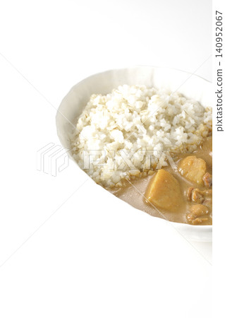 大麥米飯和瑪莎曼咖哩分別在白色背景下拍攝。 大麥米飯和瑪莎曼咖哩分別在白色背景下拍攝。 140952067