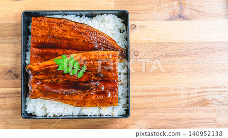 烤鰻魚飯,是夏季牛節期間很受歡迎的鰻魚菜餚。 烤鰻魚飯,是夏季牛節期間很受歡迎的鰻魚菜餚。 140952138
