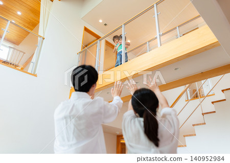 A custom-built house with a connecting corridor in the atrium. A custom-built house with a connecting corridor in the atrium. 140952984