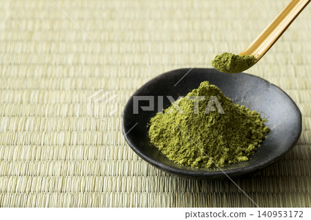 Matcha served on a black plate 140953172