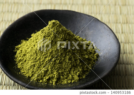 抹茶盛於黑色盤中 抹茶盛於黑色盤中 140953186