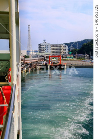 一艘渡輪橫渡東京灣,穿過浦賀海峽…東京灣渡輪從久里濱港出發。 一艘渡輪橫渡東京灣,穿過浦賀海峽…東京灣渡輪從久里濱港出發。 140953328