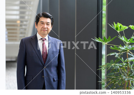 一位亞洲商人神情嚴肅地站著。 140953336