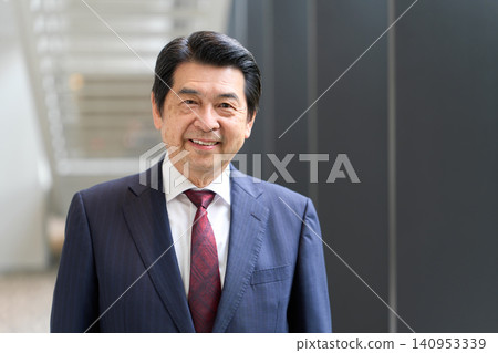亞洲商人微笑著站著 140953339