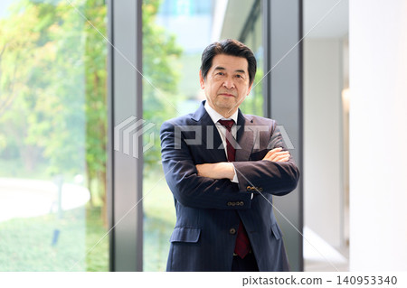 一位亞洲商人神情嚴肅地站著。 140953340