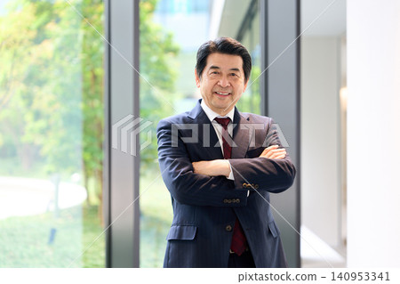亞洲商人微笑著站著 140953341