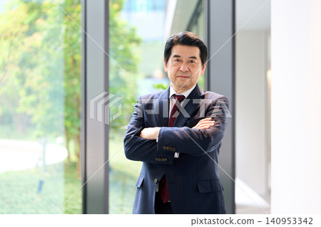 一位亞洲商人神情嚴肅地站著。 140953342