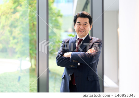 亞洲商人微笑著站著 140953343