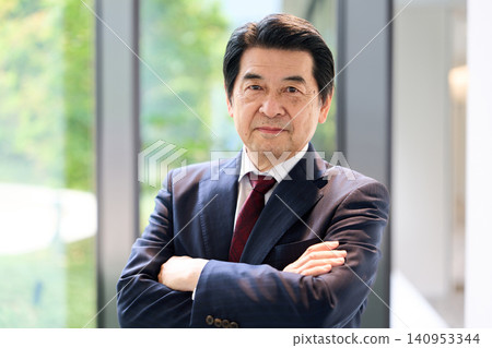 一位亞洲商人神情嚴肅地站著。 140953344