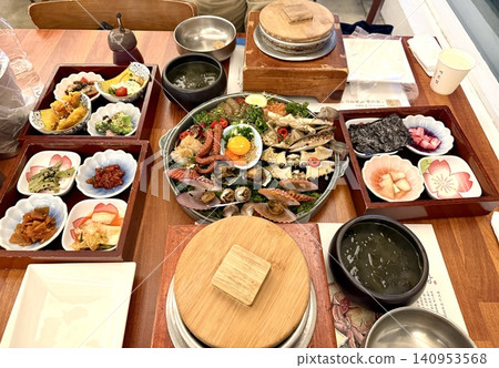 Luxurious Seafood Platter Korean Set Meal | A luxurious gourmet table featuring abalone, crab, and scallops Luxurious Seafood Platter Korean Set Meal | A luxurious gourmet table featuring abalone, crab, and scallops 140953568