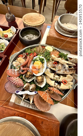 韓式豪華海鮮拼盤套餐 | 包含鮑魚、螃蟹和扇貝的奢華美食盛宴 韓式豪華海鮮拼盤套餐 | 包含鮑魚、螃蟹和扇貝的奢華美食盛宴 140953570