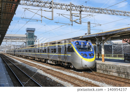一列本地列車在嘉義站等待發車,該站為西部線。 一列本地列車在嘉義站等待發車,該站為西部線。 140954237