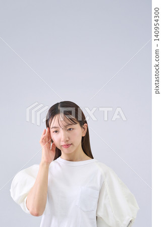 Japanese woman holding her head Japanese woman holding her head 140954300