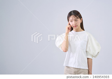 日本女子摀著頭 日本女子摀著頭 140954303