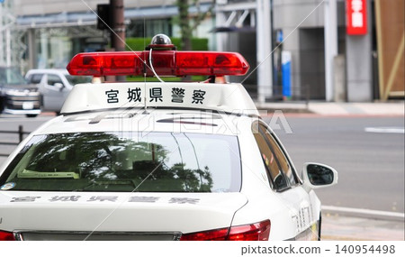 宮城縣警察署的巡邏車正在執行執法任務。 宮城縣警察署的巡邏車正在執行執法任務。 140954498