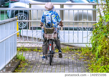 I was speeding through the urban landscape of Yokohama, Japan, but... I couldn't make the turn on a slope on my bicycle and ended up having to go down... I had a shopping cart on the back of my bike. I was speeding through the urban landscape of Yokohama, Japan, but... I couldn't make the turn on a slope on my bicycle and ended up having to go down... I had a shopping cart on the back of my bike. 140955096