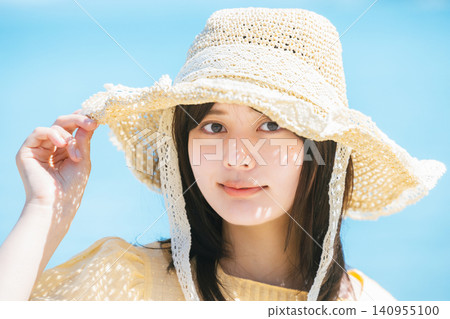 戴草帽的婦女 140955100