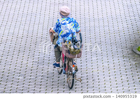 在日本橫濱,一位老奶奶精神抖擻地推著裝滿電動代步車的推車飛馳而過! ……老化社會=橫濱市 在日本橫濱,一位老奶奶精神抖擻地推著裝滿電動代步車的推車飛馳而過! ……老化社會=橫濱市 140955319