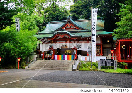 熱海市中心的木之宮神社的神樹是一棵巨大的樟樹,據估計樹齡超過2000年。 熱海市中心的木之宮神社的神樹是一棵巨大的樟樹,據估計樹齡超過2000年。 140955890