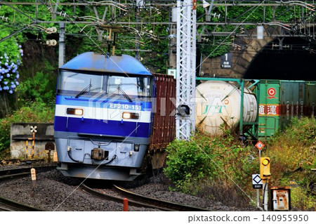 EF210型機車“ Momotaro”拖曳的集裝箱貨運列車 EF210型機車“ Momotaro”拖曳的集裝箱貨運列車 140955950