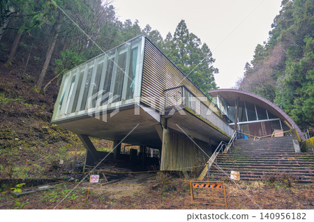 一座現代化的廢棄建築靜靜地坐落在山脈中:高尾森林互動中心 一座現代化的廢棄建築靜靜地坐落在山脈中:高尾森林互動中心 140956182