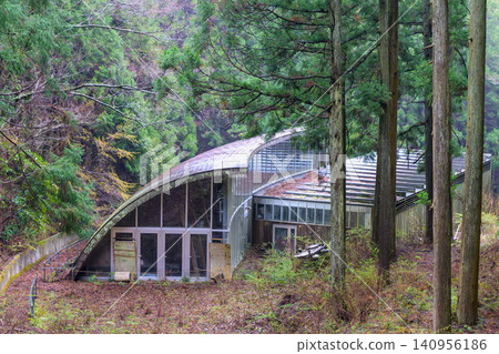 一座現代化的廢棄建築靜靜地坐落在山脈中:高尾森林互動中心 一座現代化的廢棄建築靜靜地坐落在山脈中:高尾森林互動中心 140956186