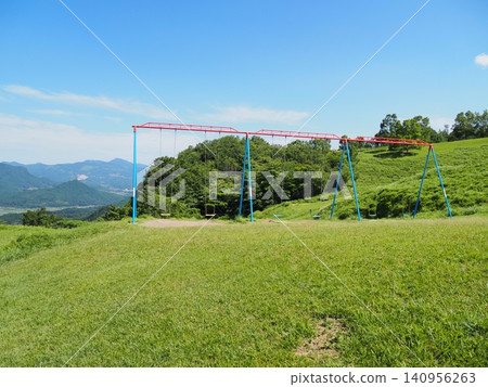 山坡上的鞦韆和山谷中的小鎮景色 山坡上的鞦韆和山谷中的小鎮景色 140956263