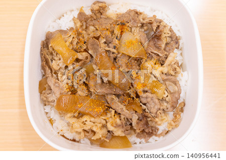美味的牛肉飯午餐 美味的牛肉飯午餐 140956441