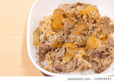 Delicious beef bowl lunch 140956443