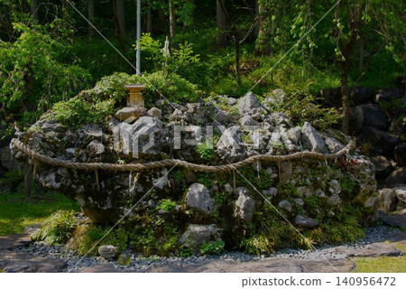 在岐阜縣飯比川町日町的撒石公園裡，有一塊撒石（小鵝卵石），在日本國歌《君之代》中被提及。 140956472