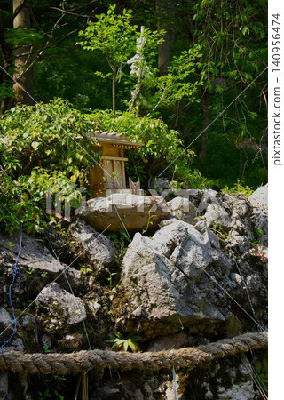 在岐阜縣飯比川町日町的撒石公園裡，有一塊撒石（小鵝卵石），在日本國歌《君之代》中被提及。 140956474