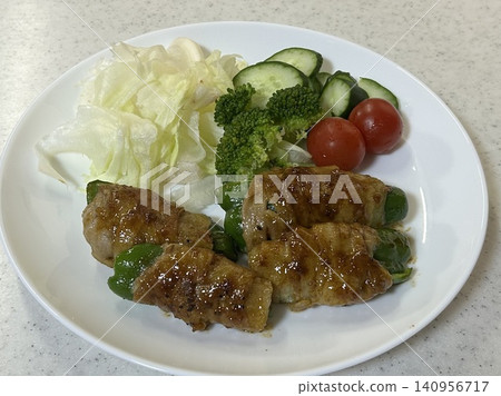 晚餐我們吃了肉捲甜椒。 晚餐我們吃了肉捲甜椒。 140956717