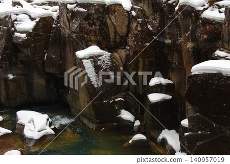 Genbi Gorge: A clear stream with snow-covered, strangely shaped rocks and boulders. Genbi Gorge: A clear stream with snow-covered, strangely shaped rocks and boulders. 140957019