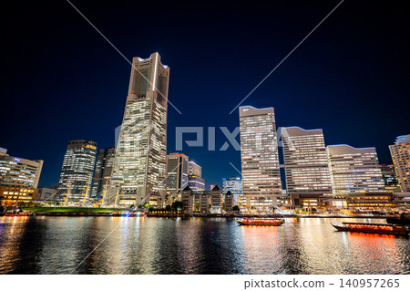 [Kanagawa Prefecture] Yokohama Minato Mirai, bustling with cherry blossom viewing boats at night. 140957265