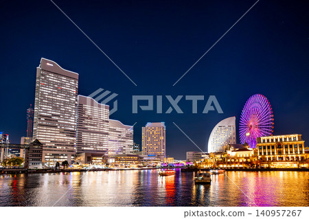 [Kanagawa Prefecture] Yokohama Minato Mirai bustling with cherry blossom viewing boats at night. 140957267