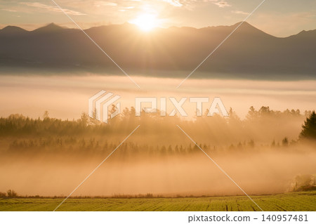 清晨,從北海道上富良野的仙峰峠眺望十勝山脈和雲海,景色令人嘆為觀止。對遊客來說,這是一幅夢幻而壯觀的景象。 清晨,從北海道上富良野的仙峰峠眺望十勝山脈和雲海,景色令人嘆為觀止。對遊客來說,這是一幅夢幻而壯觀的景象。 140957481