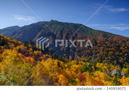 從北海道上富良野市十勝岳溫泉眺望富良野山及秋季山景。 (旅遊景點) 從北海道上富良野市十勝岳溫泉眺望富良野山及秋季山景。 (旅遊景點) 140958075