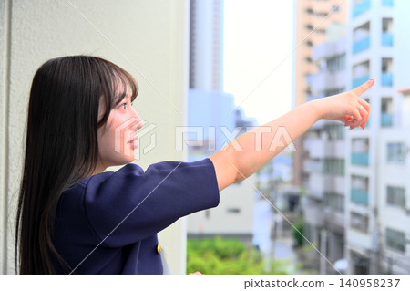 陽台上,一位面帶微笑的女子,心中充滿了對新發現的興奮。 陽台上,一位面帶微笑的女子,心中充滿了對新發現的興奮。 140958237