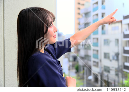陽台上,一位面帶微笑的女子,心中充滿了對新發現的興奮。 陽台上,一位面帶微笑的女子,心中充滿了對新發現的興奮。 140958242