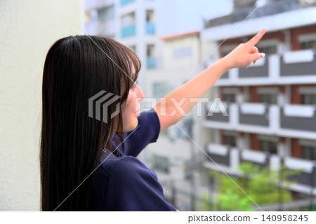 陽台上,一位面帶微笑的女子,心中充滿了對新發現的興奮。 陽台上,一位面帶微笑的女子,心中充滿了對新發現的興奮。 140958245