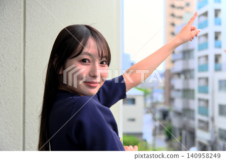 陽台上,一位面帶微笑的女子,心中充滿了對新發現的興奮。 陽台上,一位面帶微笑的女子,心中充滿了對新發現的興奮。 140958249