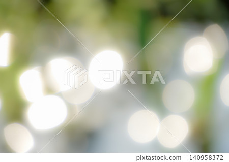 陽光透過樹木灑下,營造出夢幻般的散景效果。 陽光透過樹木灑下,營造出夢幻般的散景效果。 140958372