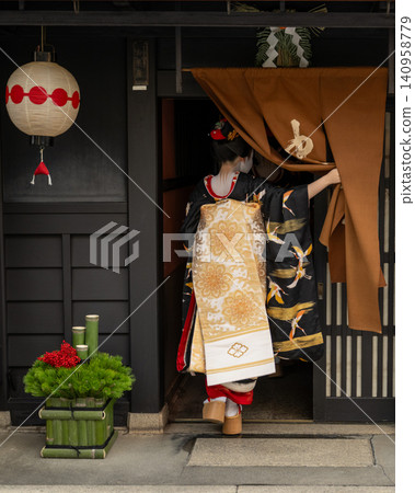 京都舞伎和藝伎的新年祝福 京都舞伎和藝伎的新年祝福 140958779