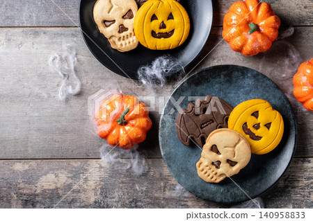 Halloween sandwich cookies on wooden table 140958833