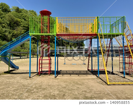園區裡色彩繽紛的遊樂設施,「美琳」學習中心的多功能遊樂設施。 園區裡色彩繽紛的遊樂設施,「美琳」學習中心的多功能遊樂設施。 140958855
