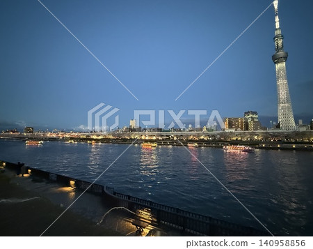 2025 年春夜,隅田川地區,東京晴空塔和隅田川夜景。 2025 年春夜,隅田川地區,東京晴空塔和隅田川夜景。 140958856