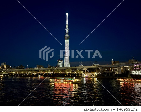 燈光璀璨的東京晴空塔和隅田川的夜景;夜晚的櫻花;春天的晴空塔。 燈光璀璨的東京晴空塔和隅田川的夜景;夜晚的櫻花;春天的晴空塔。 140959172
