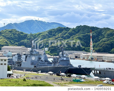 驅逐艦停泊在舞鶴港。 驅逐艦停泊在舞鶴港。 140959201