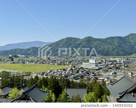 從山頂俯瞰小鎮:春光明媚,萬裡無雲,勝山市散發著質樸的氣息。 從山頂俯瞰小鎮:春光明媚,萬裡無雲,勝山市散發著質樸的氣息。 140959202