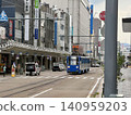 電車在路上行駛；福井站前的街景和電車。 140959203